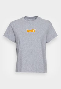 Vaaleanharmaa lyhythihainen t-paita, jossa on pyöreä kaula-aukko ja oranssi "levi's" -logo keskiössä rinnassa.