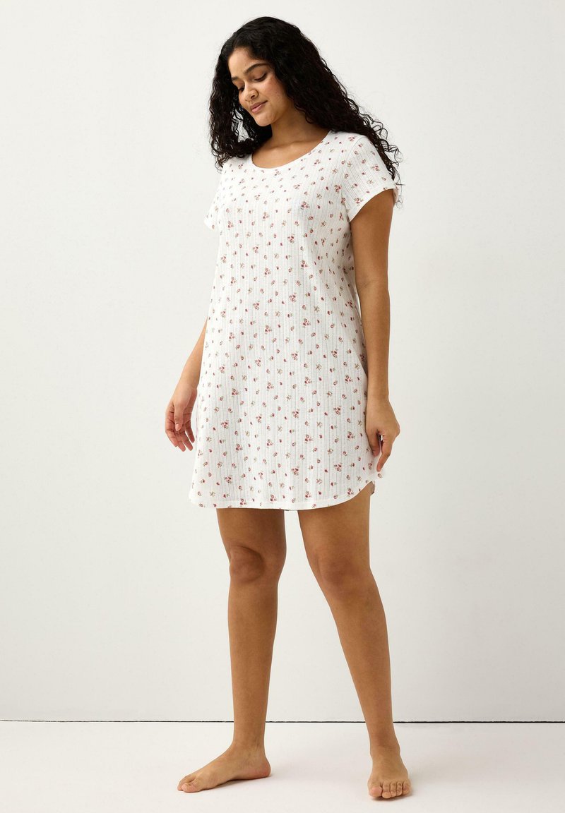 Bílá noční košile s krátkými rukávy s květinovým vzorem, žebrovanou texturou, kulatým výstřihem a délkou ke kolenům. Měkká látka, pohodlný design.