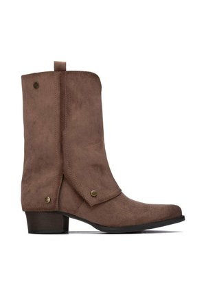 Bota de ante marrón hasta la mitad de la pantorrilla con tacón bajo de bloque y broches decorativos en el panel lateral exterior.