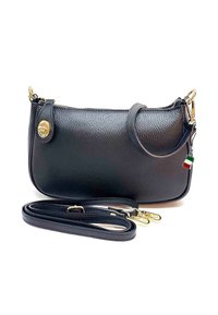 Zwarte leren schoudertas met gouden hardware, ritssluiting en verstelbare schouderband. Heeft een klein Italiaanse vlag hangertje. Textuur op het oppervlak.