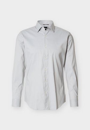 Camicia da uomo grigio chiaro a maniche lunghe con chiusura frontale con bottoni, colletto a punta e polsini con un solo bottone su sfondo bianco uniforme.
