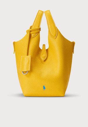 Borsa tote in pelle gialla con finitura testurizzata, dotata di chiusura, targhetta rimovibile e dettaglio logo blu sulla parte anteriore.