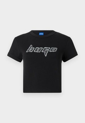 Must mustüri must mees, millel on suur, stiliseeritud valge "hugo" logo graafilises fondis. Lühikesed varrukad ja ümar kaelus.