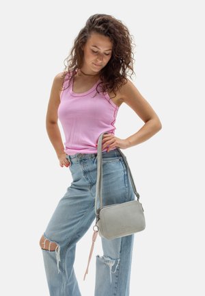 Grau farbene Umhängetasche aus weichem Material, mit einem Reißverschlussverschluss und einem abnehmbaren Tragegurt. Verfügt über eine strukturierte Oberfläche und pinke Akzentdetails.