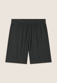 Pantalones cortos negros con una cintura elástica, con una textura suave y un ajuste holgado. Diseño minimalista, sin patrones o acentos visibles.