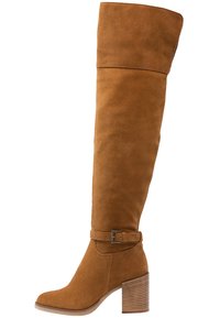 Hnědé semišové kozačky nad kolena s kulatou špičkou, širokým svrškem, malým páskem kolem kotníku a mohutným pruhovaným podpatkem.