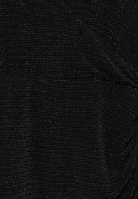 Tissu noir avec un motif à carreaux subtil composé de petits points blancs et de plis doux créant texture et profondeur.
