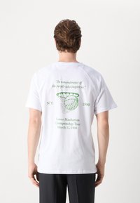 Les Deux TOURNAMENT - Marškinėliai su spaudiniu - white/vintage green