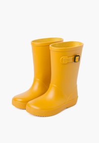 Botas de lluvia de goma amarillas con un acabado suave, punta redonda, altura hasta la mitad de la pantorrilla y un acento de hebilla en el costado. Suela texturizada para mayor agarre.