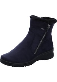 Botas de tobillo azul marino hechas de ante, con un forro suave y cremallera lateral para facilitar su uso. La suela de goma proporciona tracción y comodidad.