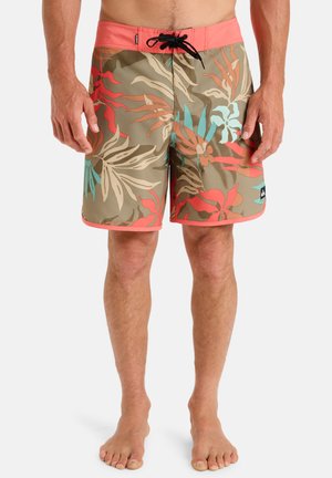 Schwimmshorts in einem beige-ähnlichen Blumenmuster mit roten, blauen und beigen Akzenten. Mit einem pinkfarbenen Bund und einem schwarzen Kordelzug zur Anpassung.