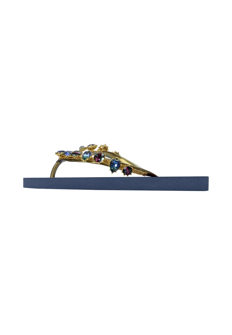 Tongs en caoutchouc bleu avec une lanière dorée ornée de faux gemstones colorés, dotées d'une semelle plate et d'un détail texturé sur la lanière.