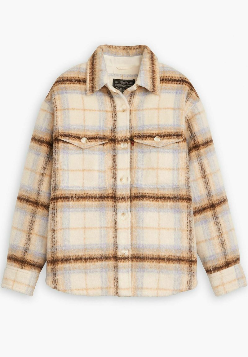 Camisa de cuadros en tonos beige, marrón y azul claro. Presenta un frente abotonado, bolsillos en el pecho y un tejido suave y texturizado con un cuello clásico.