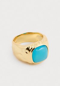 Χρυσή δαχτυλίδι με ορθογώνιο πέτσα τουρμαλίνη σε υφή, τοποθετημένη σε υφασμάτινο δαχτυλίδι. Λείος επιφάνεια με γυαλιστερό φινίρισμα, που ενισχύει την αντίθεση των χρωμάτων.