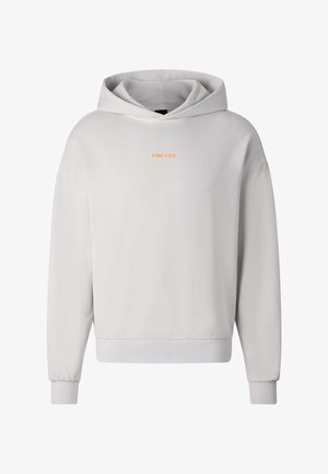 Sweat à capuche gris clair avec l'inscription « FIRE + ICE » en petit texte orange au centre de la poitrine, avec manches longues et poignets côtelés.