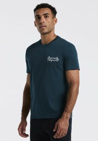 Donkerblauw heren t-shirt met korte mouwen van een zachte stof, met een witte geborduurde "Original Penguin" logo op de borst.