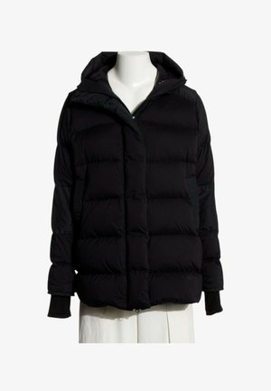 Chaqueta de invierno acolchada negra con capucha, cierre frontal y mangas largas, mostrada en un busto de maniquí blanco.