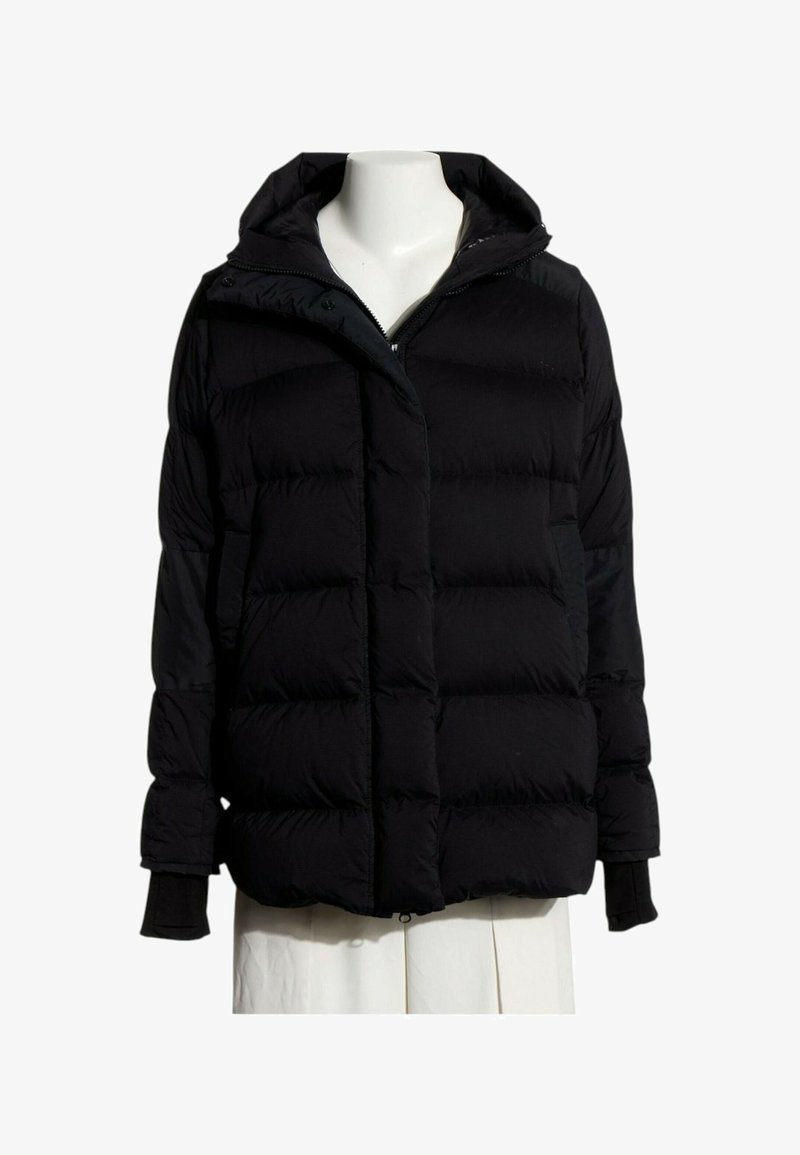 Veste d'hiver matelassée noire avec capuche, fermeture éclair frontale et manches longues, présentée sur un buste de mannequin blanc.