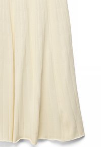 Kreemikollane soonikkoes kangas, millel on vertikaalsed jooned ja kerge lehvivus rõiva ääres.