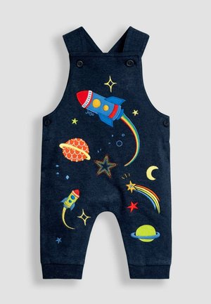 Dunkelblaue Baby-Latzhosen mit buntem, weltraumthematisiertem Stickdesign, einschließlich Raketen, Planeten, Sternen, Regenbogenstrahlen und einem Halbmond.