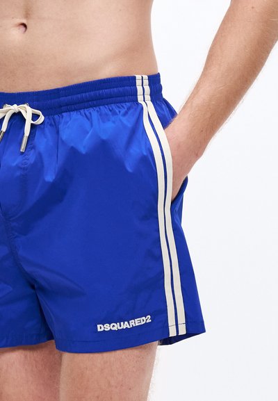 Pantaloni scurți de înot albaștri cu talie elastică, dungi laterale bej și un mic logo alb "DSQUARED2" pe marginea inferioară. Material neted și ușor.