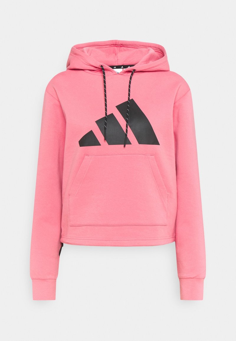 Sweat à capuche rose avec logo Adidas noir, poche kangourou avant et cordons noirs avec accents blancs.