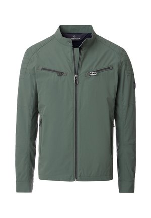 Giacca casual da uomo verde oliva con collo alla coreana, cerniera frontale, due tasche orizzontali con zip sul petto e due tasche laterali con zip.