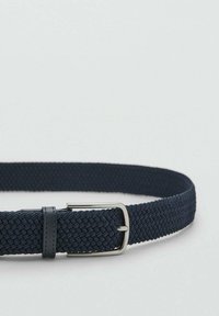 Marineblaues gewebtes Band mit silberner Metall-Schnalle, ausgestattet mit einem strukturierten Stoffdesign und einem Lederakzent in der Nähe der Schnalle für zusätzliche Details.
