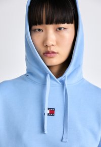 Tommy Jeans TJW BXY BADGE - Sportinis megztinis - westside blue