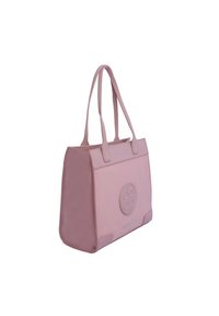 Bolso tote de imitación de cuero rosa con dos asas, forma rectangular y logotipo emblema en la parte frontal. Textura suave y diseño minimalista.
