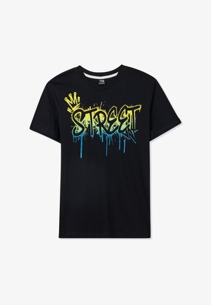 Czarny bawełniany t-shirt z kolorową grafiką "STREET" w zieleni i niebieskim, z kroplami, akcentami korony i krótkimi rękawami.
