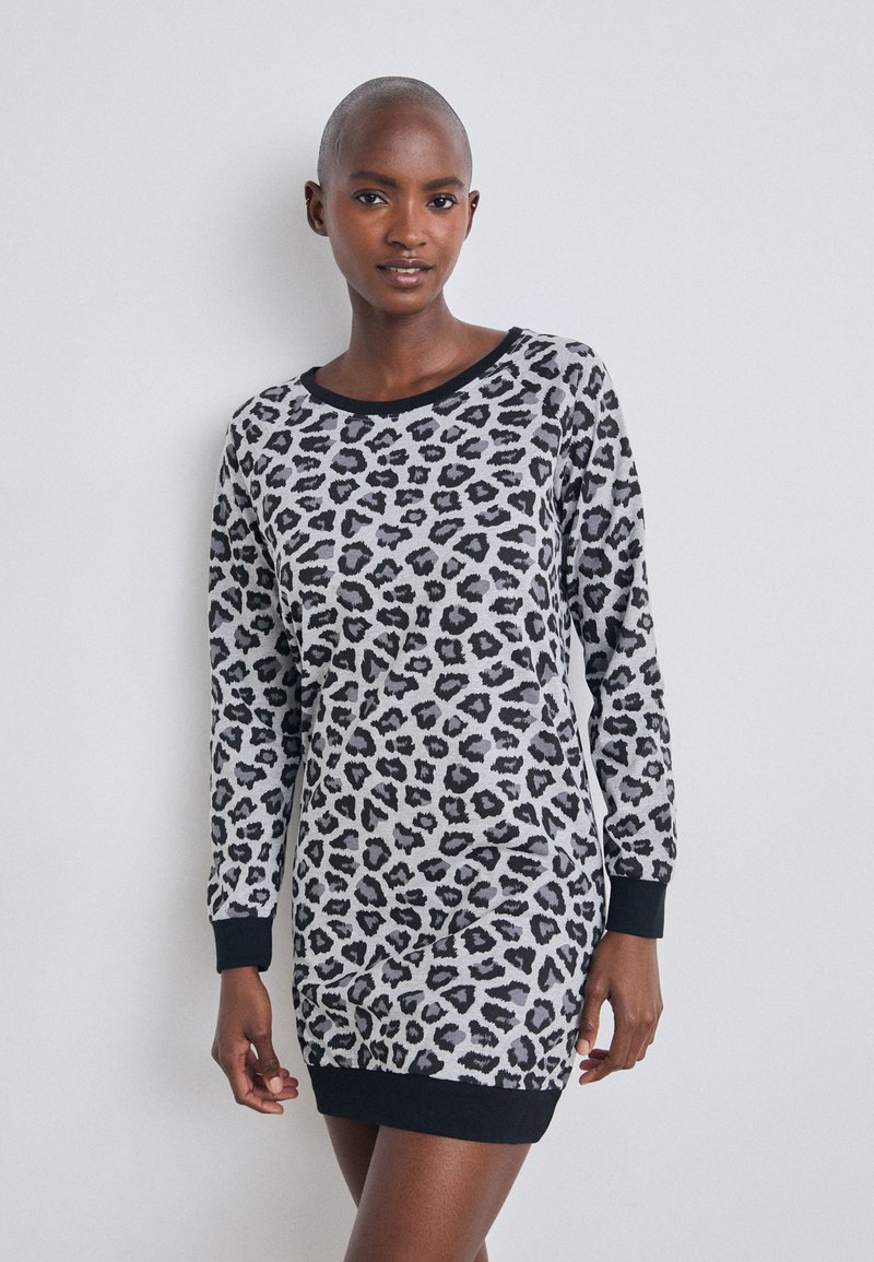 Vestido de padrão de leopardo em cinza e preto, mangas longas, decote redondo, punhos e bainha pretos. Tecido suave e texturizado, silhueta ajustada.