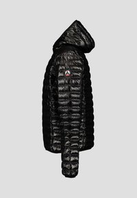 Giubbotto piumino nero con cappuccio, caratterizzato da una texture trapuntata, materiale lucido e un logo sul lato sinistro del petto. Vista laterale, senza chiusure visibili.