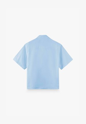 Chemise bleu clair à manches courtes avec col, vue de dos sur fond blanc.