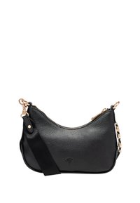 Borsa a spalla in pelle nera con una texture delicata, forma curva, dettagli in ottone dorato e una tracolla regolabile con un accento in tessuto.