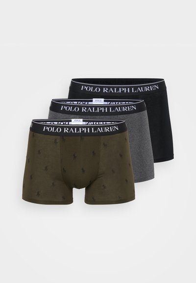 Τρία ζευγάρια μποξέρ: ελιά πράσινο με μικρό σχέδιο μαύρου λογότυπου, γκρι και μαύρο. Όλα διαθέτουν ελαστική μέση με επώνυμο λογότυπο.