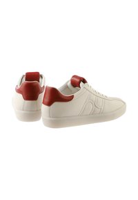 Weiße Leder-Sneaker mit roten Akzenten an Ferse und Zunge. Glatte Textur, runder Zehenbereich und kontrastierende Nähte.
