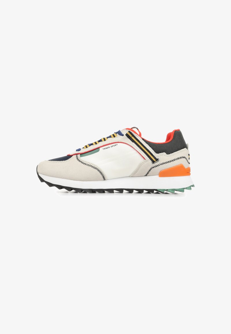 Lavskoet sneaker med hvide, beige, sorte og orange paneler, stribede snørebånd, tekstureret sål og
