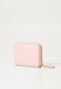 Portefeuille en simili cuir rose avec une finition texturée, de forme rectangulaire, fermeture éclair dorée et une petite languette de tirette sur un côté.