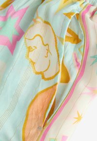Țesătură pastelată cu modele de stele și o ilustrație cu un arici de desene animate galben, având accente roz și portocalii și detalii cusute.