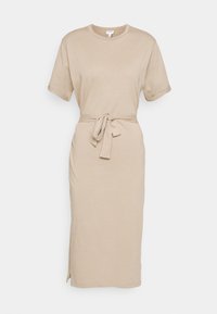 Vestido bege de manga curta com um design ajustado, faixa na cintura e fenda lateral, feito de um tecido suave com uma textura lisa.