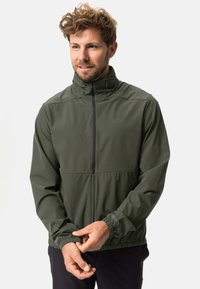 Veste légère verte avec un col haut, fermeture éclair, poignets élastiques et ourlet froncé. Présente un logo sur la poitrine et la manche.