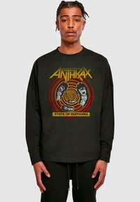 Schwarzes Langarm-T-Shirt mit einem grafischen Druck von lebhaften roten und gelben Spiralen sowie dem Bandnamen "ANTHRAX" und dem Text "STATE OF EUPHORIA".