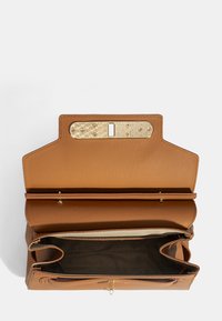 Braune Ledertasche mit mehreren Fächern, einer strukturierten Außenfläche und einem Verschluss aus goldfarbenem Metall. Das Innere ist mit einem dunkleren Futter versehen.