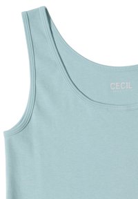 Débardeur bleu clair sans manches avec larges bretelles et encolure ronde, affichant le texte "CECIL ESSENTIALS" sur le haut de la poitrine.