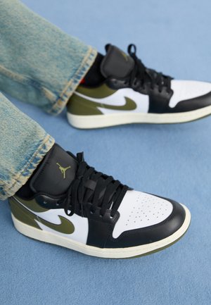 AIR JORDAN 1 - Sneakers low - black/white/medium olive