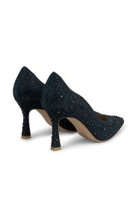 Scarpe con tacchi alti blu navy in tessuto testurizzato con decorazioni nere, design a punta e tacco snello ed elegante.