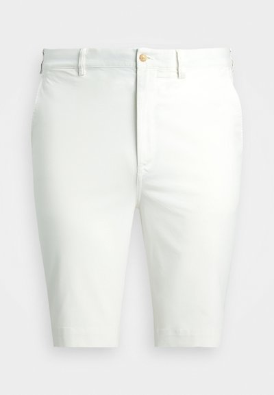 Λευκά βαμβακερά σορτς με ίσια γραμμή, κλείσιμο με κουμπί και επίπεδες μπροστινές τσέπες. Απαλή υφή και μήκος μέχρι το γόνατο.