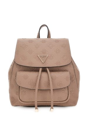 Mochila texturizada en tono marrón con solapa, acentos de logo y cierre con cuerda. Cuenta con un bolsillo frontal y correas ajustables.