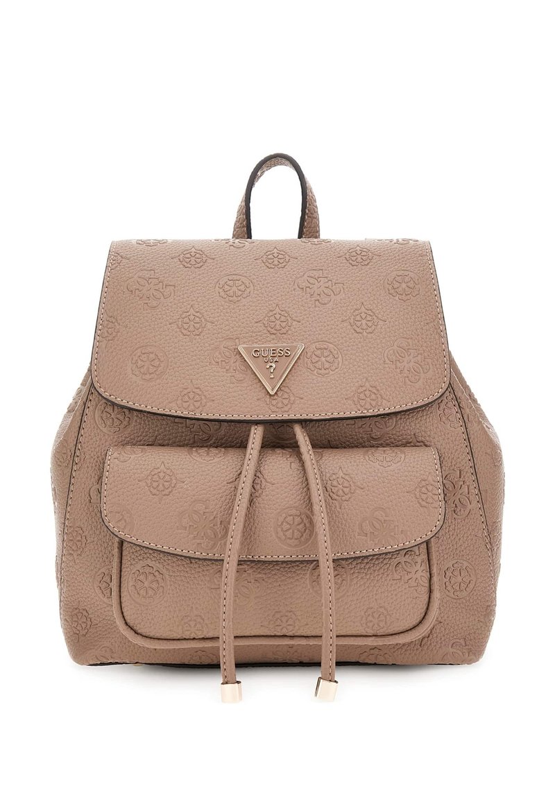 Mochila texturizada en tono marrón con solapa, acentos de logo y cierre con cuerda. Cuenta con un bolsillo frontal y correas ajustables.